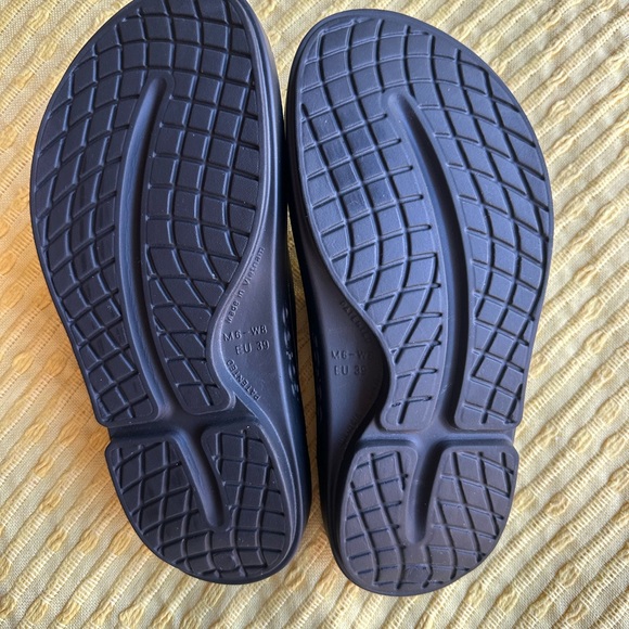 OOFOS OOahh Slides - Recovery Comfort Sandals - Unisex, Women’s 8 / Men’s 6 - Picture 6 of 6